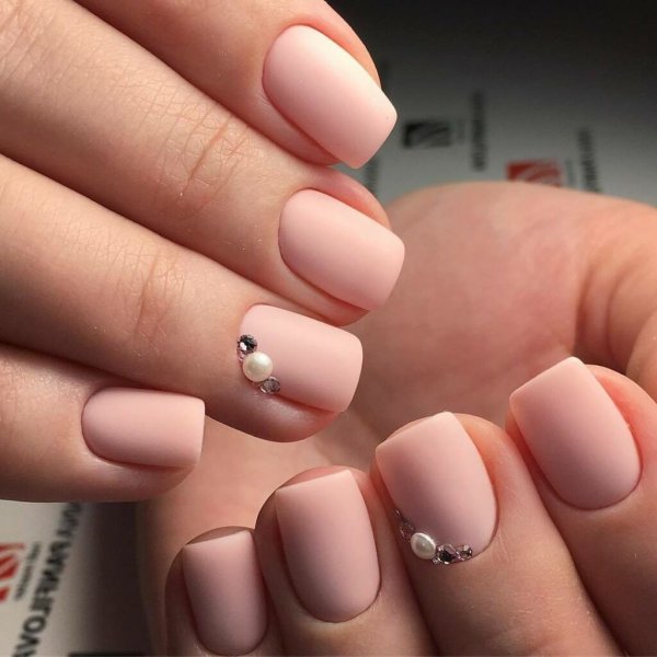 Нюдовый маникюр на короткие ногти 2020