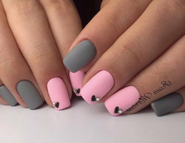 Серо-розовый маникюр