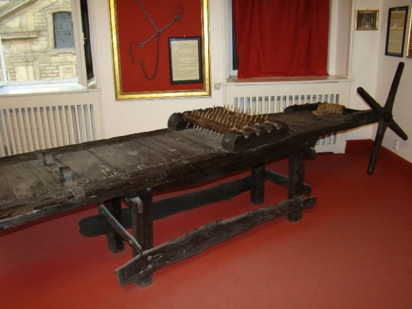 Прокрустово ложе картинки черно-белые