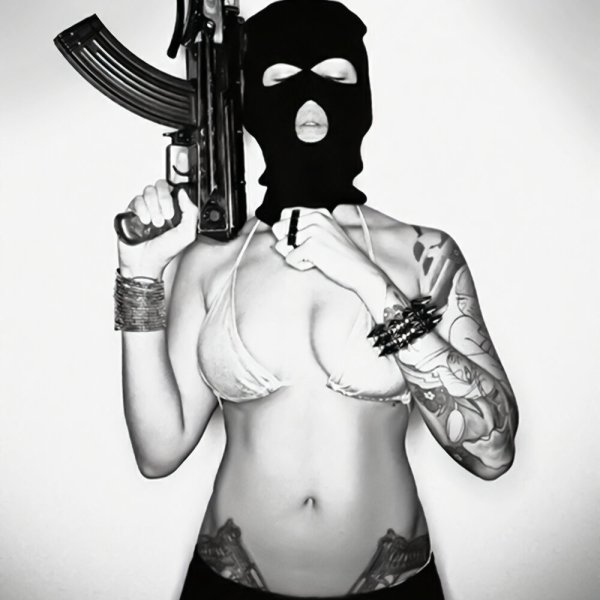 Девушка в маске с автоматом