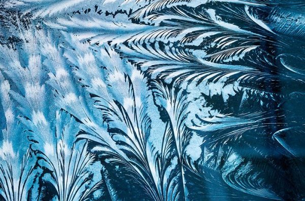 Морозные узоры на окне