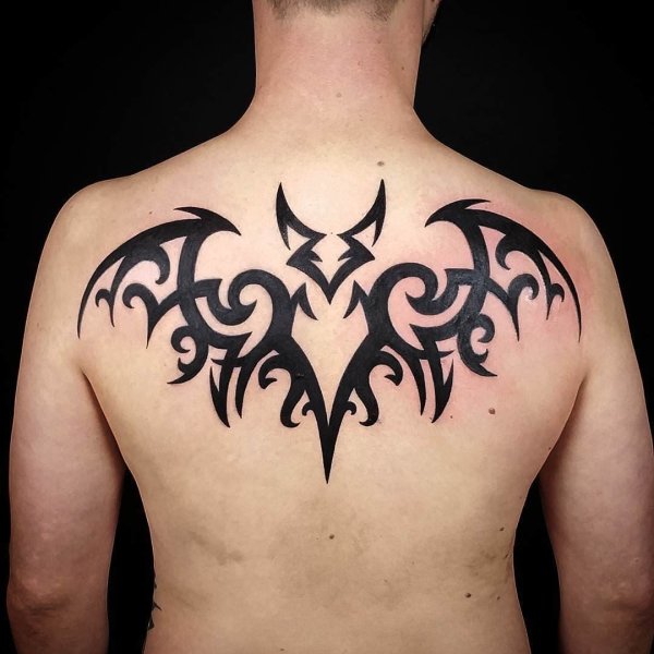 Тату Кельтский трайбл на спине