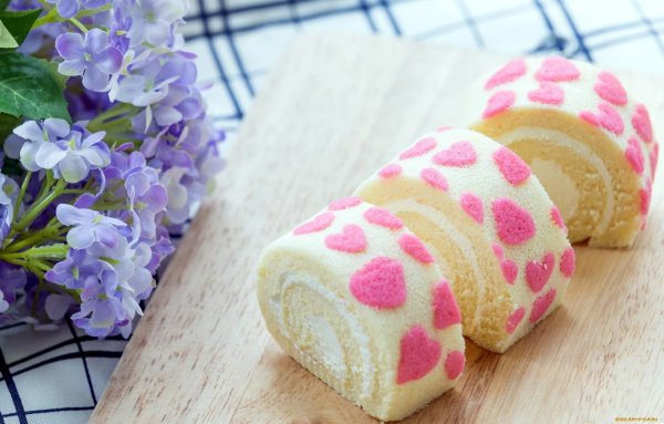 Украшение рулета бисквитного