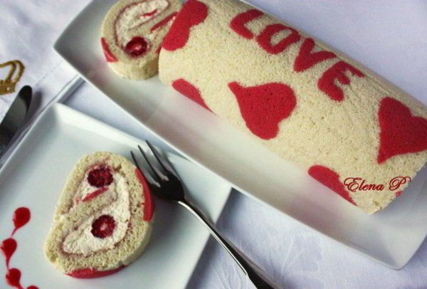 Рулет с клубникой