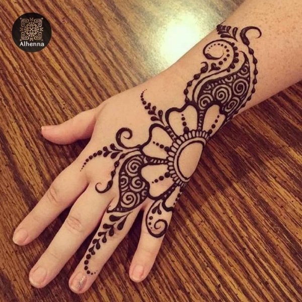 Мехенди на руке