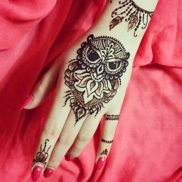 Мехенди Сова на руке
