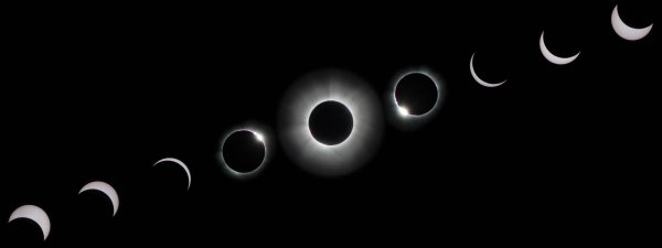 Лунное затмение на черном фоне