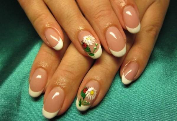Французский маникюр с ромашками