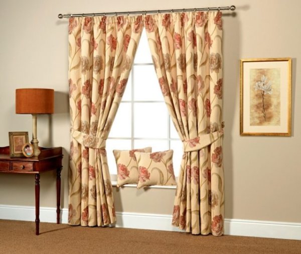 Шторы с принтом в интерьере