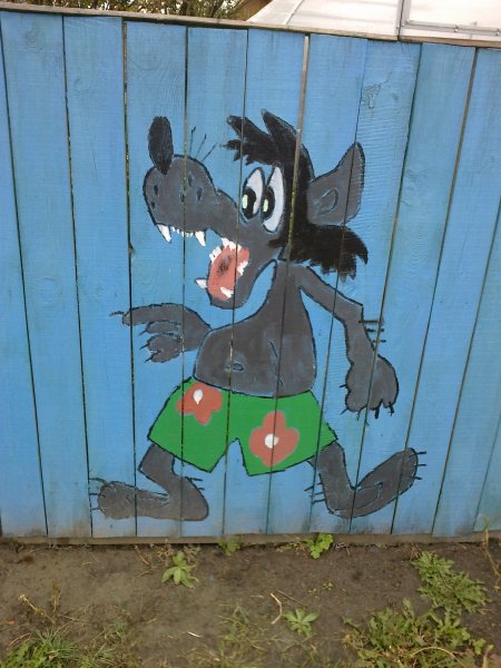 Трафаретные изображения на металлическом заборе