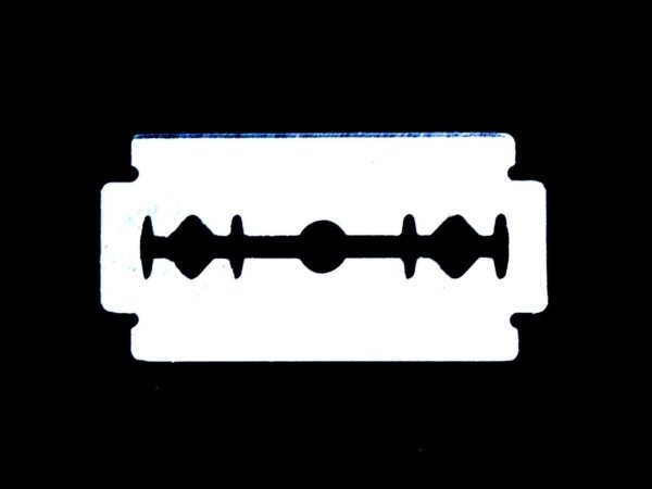 Лезвие на черном фоне