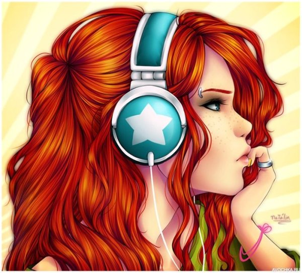 Рыжая девушка в наушниках