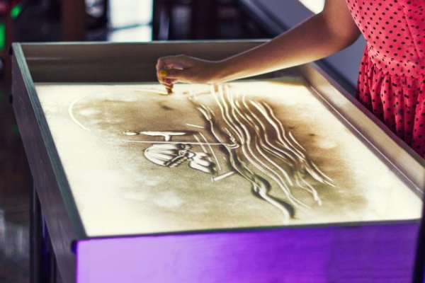 Рисование песком на стекле