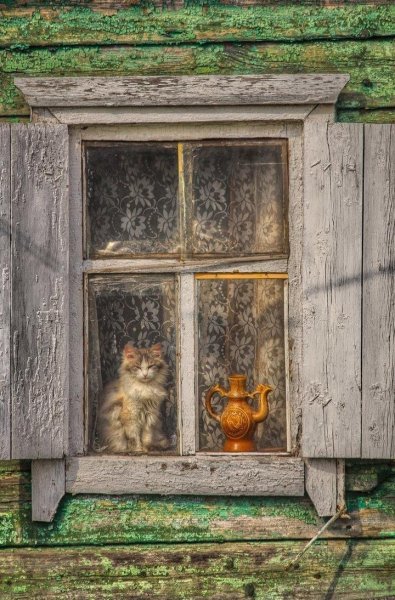 Окно в деревенском доме