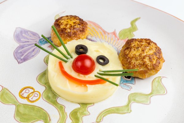 Красивая подача картофельного пюре с котлетой