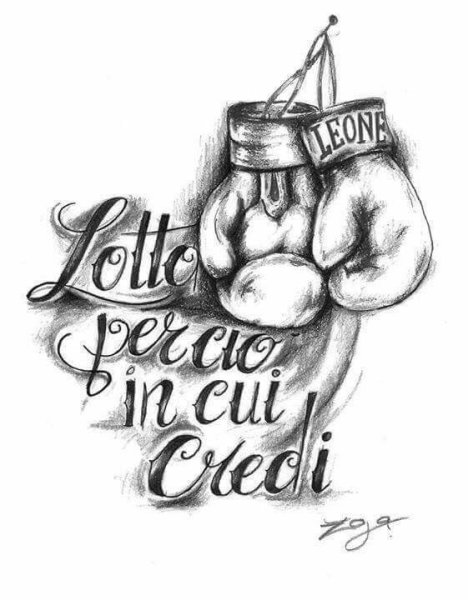 Боксерские перчатки висят на прозрачном фоне