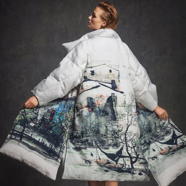 Пуховик с принтом на спине