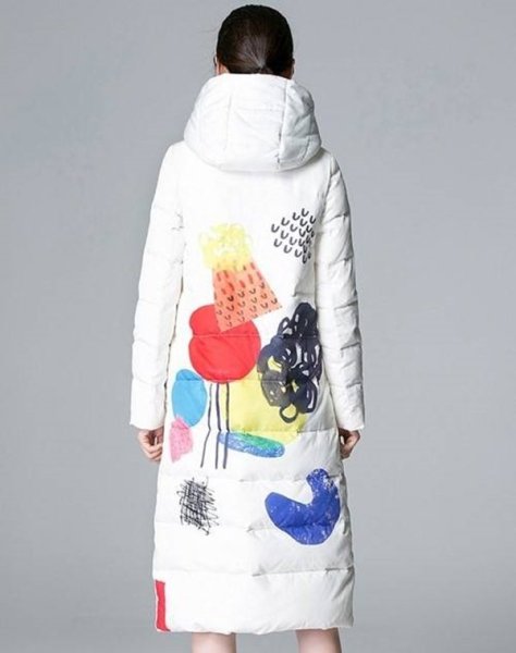 Пуховик белый с принтом
