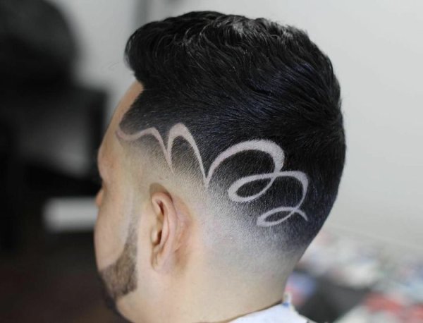 Узор на Виске у девушки