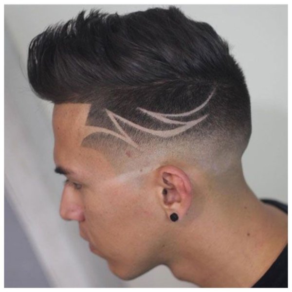 Короткая стрижка с полосками на висках