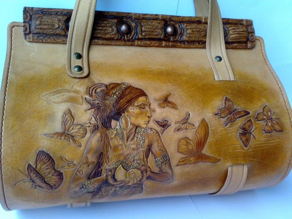 Сумки с тиснением на коже