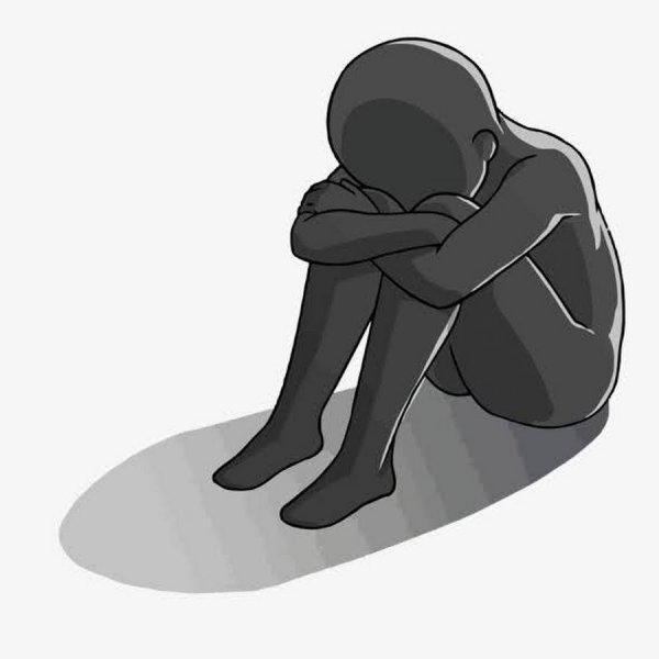 Человек сидит обняв колени