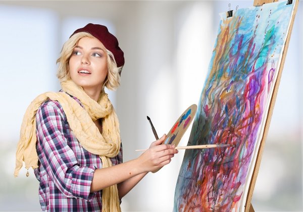 Девушка художница