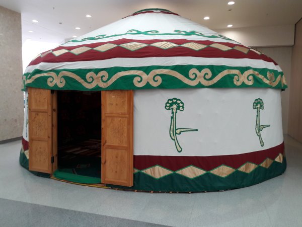 Казахский аул, Юрты.