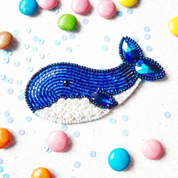 Брошь кит из бисера на фетре