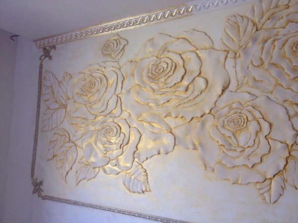 Цветы из декоративной штукатурки на стенах