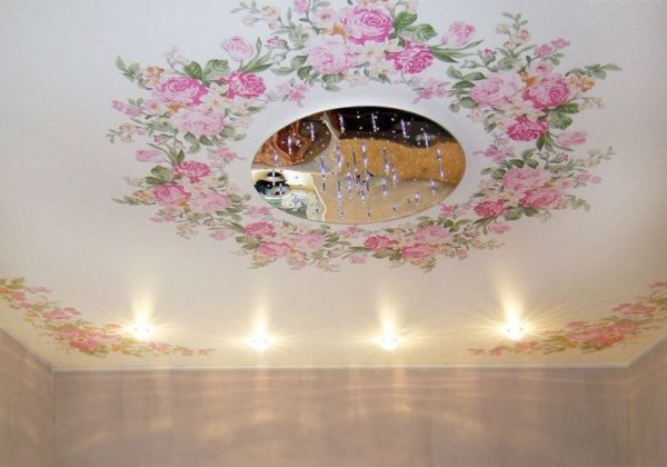 Рисунок на потолке