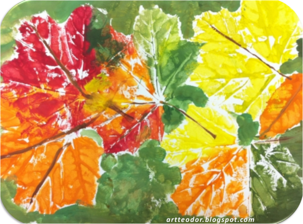 Разноцветный ковер из листьев