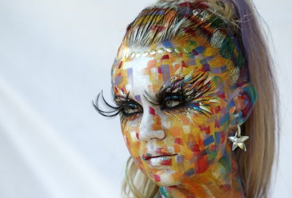 Человек в краске