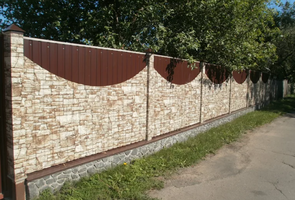 Забор из профнастила под камень