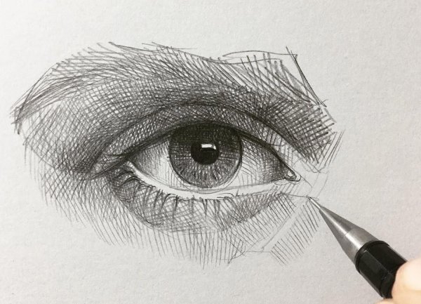 Штриховка глаза карандашом