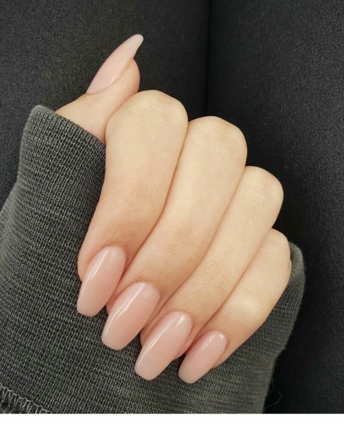 Нюдовый полупрозрачный маникюр миндаль