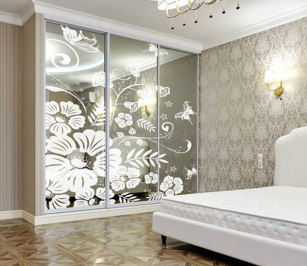 Шкаф купе двери пескоструй на зеркале