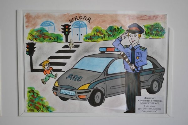 Полицейская машина мультяшная