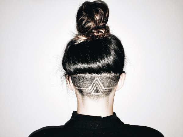 Причёски с выбритым затылком женские