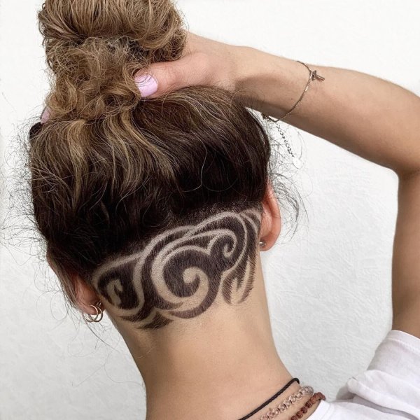 Прическа на длинные волосы с выбритым затылком