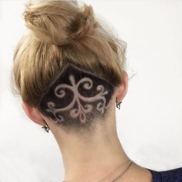 Средние волосы с выбритым затылком