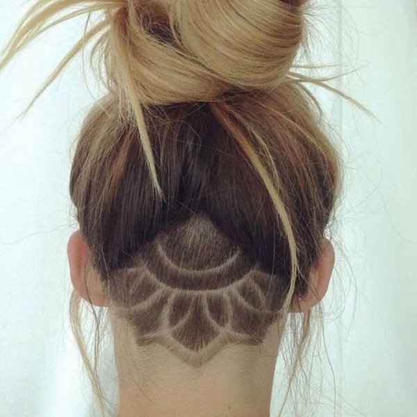 Затылок девушки