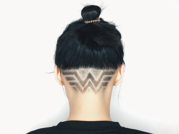 Короткая стрижка с узором на затылке