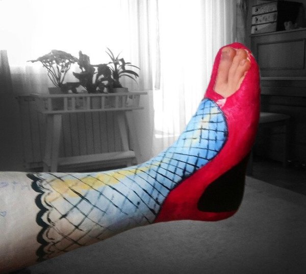 Разрисованный гипс на ноге