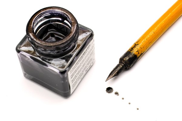 Перо и чернильница вектор