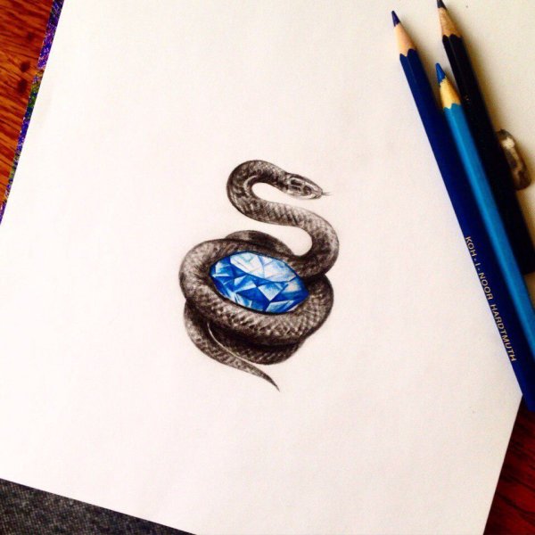 Тату змея и бриллиант