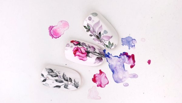 Акварельный маникюр на белом фоне