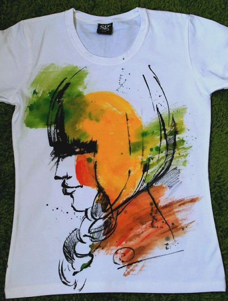 Абстракция акрилом на футболке