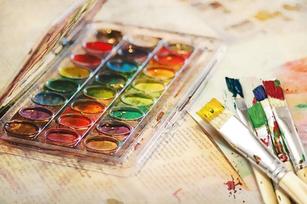 Акварельные краски и кисти