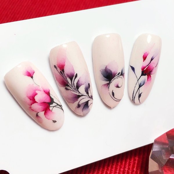 Ксения Базан ногти